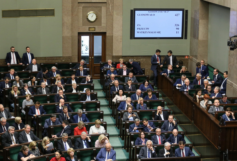 Tablica z wynikiem głosowania nad uchwałą ws. umowy handlowej UE z Kanadą (CETA)