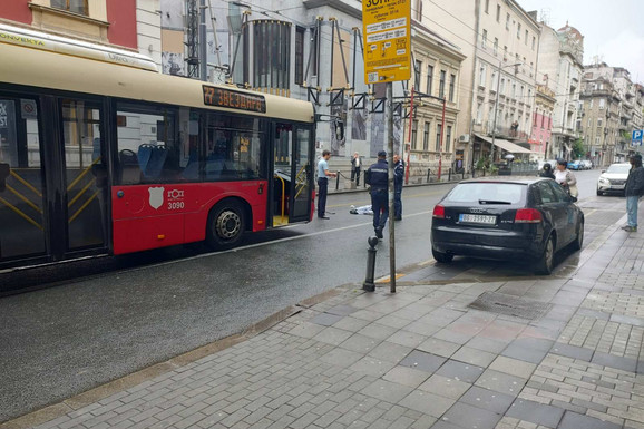 NESREĆA KOD ATELJEA 212 Autobus na liniji 77 oborio ženu, na licu mesta policija (FOTO)