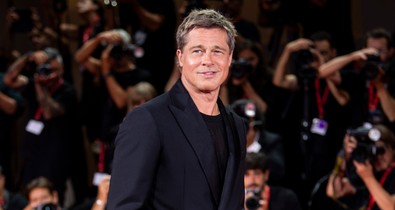 Friss fotók bizonyítják: Brad Pitt soha, egyetlen barátnője mellett sem nézett ki még ennyire jól!