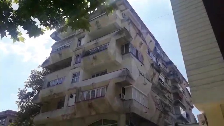 Zgrada u kojoj je živela pokojna majka, teško povređeni dečak i njegov otac