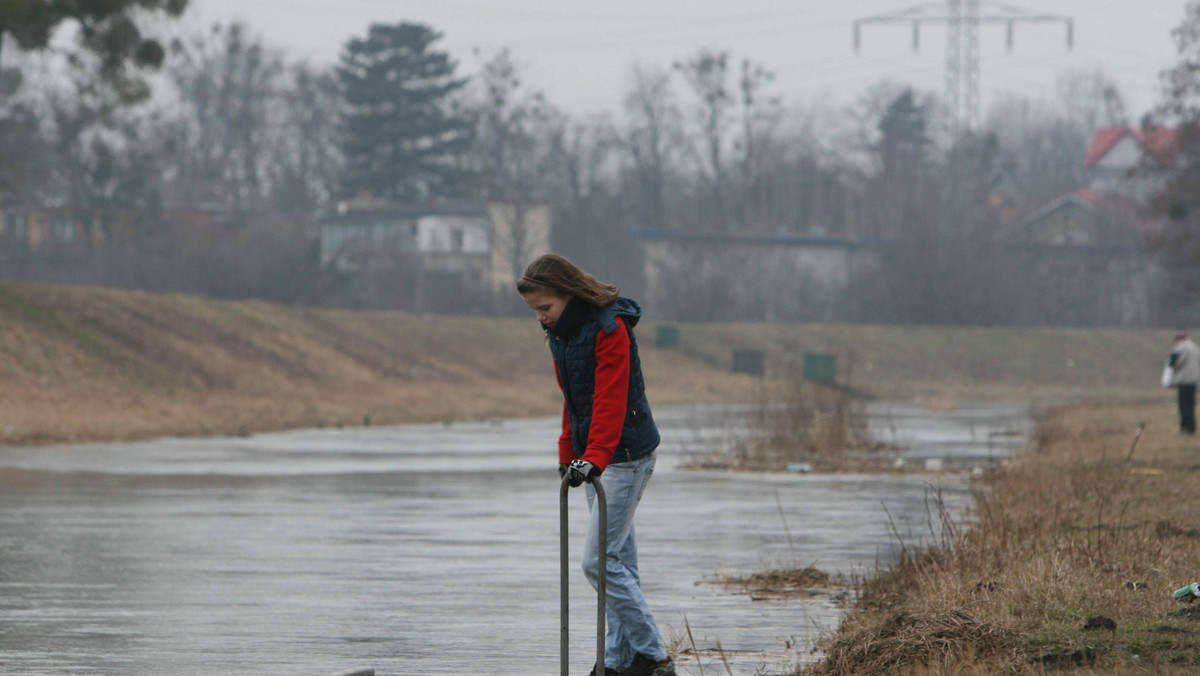 Wojewódzkie Centrum Zarządzania Kryzysowego w Katowicach alarmuje: poziom wody w Odrze znacząco się podniósł. Przekroczone zostały stany ostrzegawcze. Obowiązuje drugi w trójstopniowej skali stopień zagrożenia powodzią.