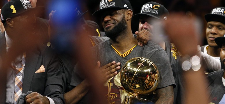 Liga NBA: Koszykarzy Cavaliers i LeBrona Jamesa witało na lotnisku ponad 10 tys. fanów