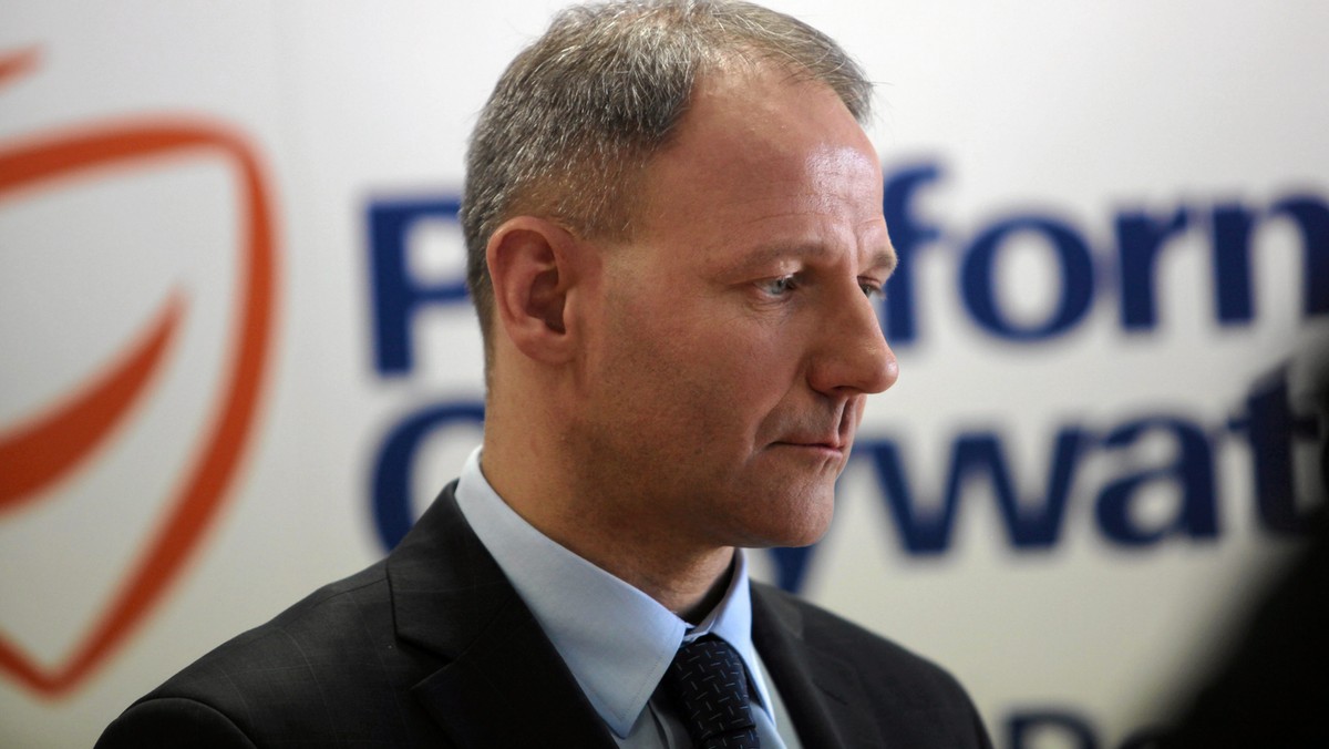 Przewodniczący dolnośląskiej PO Jacek Protasiewicz nie wystartuje w wyborach do Parlamentu Europejskiego. Polityk poinformował o tym przed zarządem regionu partii. Decyzja ma związek z incydentem z udziałem Protasiewicza na lotnisku we Frankfurcie.