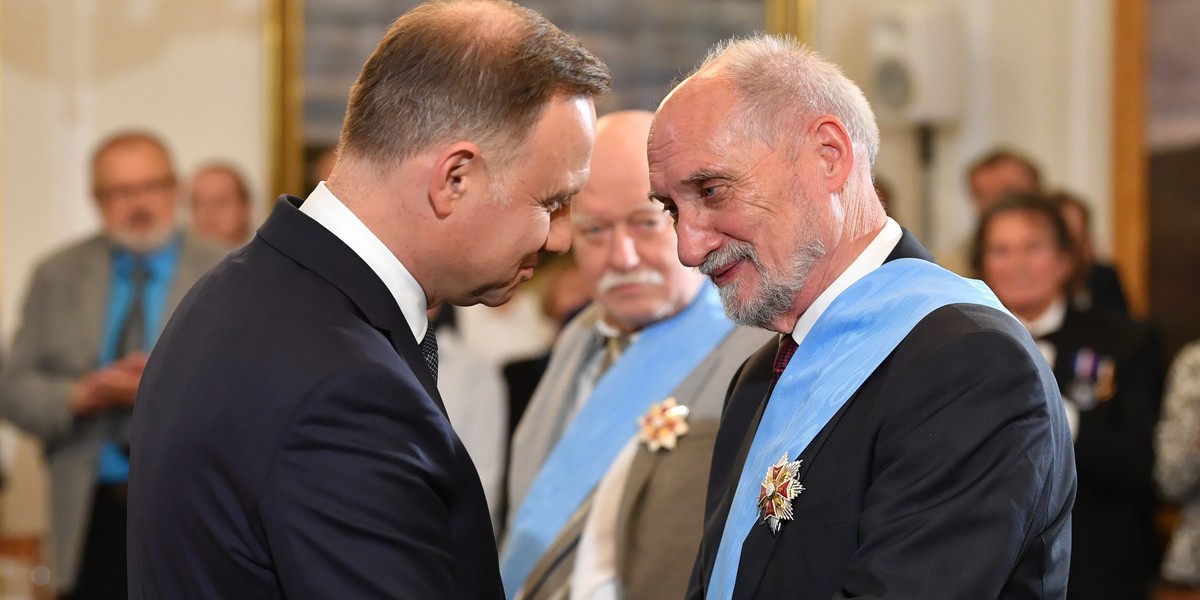 Andrzej Duda uhonorował Antoniego Macierewicza, najwyższym odznaczeniem państwowym.