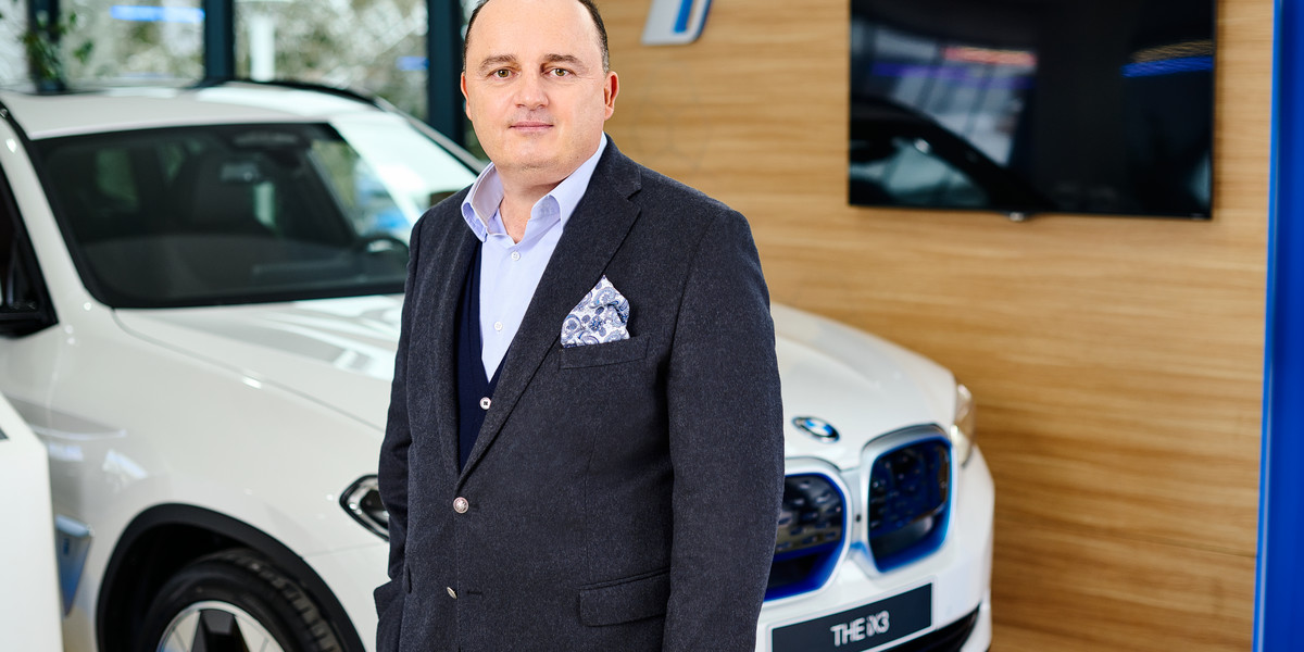 Christian Haririan, szef BMW w Polsce, uważa, że to nie cena jest problemem, który powstrzymuje Polaków przed przesiadką do aut elektrycznych. 