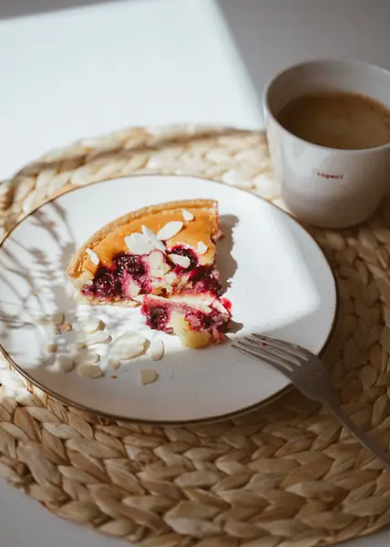 To błyskawiczny przepis z niewielu składników. Możesz dowolnie eksperymentować z kompozycją owoców na wierzchu, ale najlepiej, aby były lekko kwaskowe / Unsplash