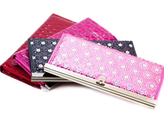 Portfel - jeśli nie mamy pewności, że jest potrzebny, bo stary akurat się zepsuł, musimy się pogodzić, że ten od nas będzie tylko zapasowy. Warto więc postawić na nietypowy kolor i fason