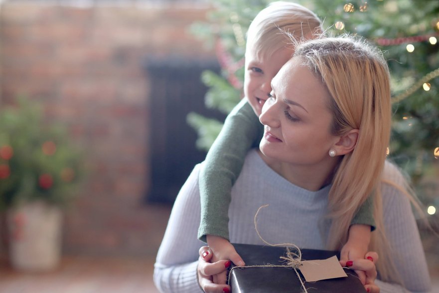 Mama z trzylatkiem otwierają prezent