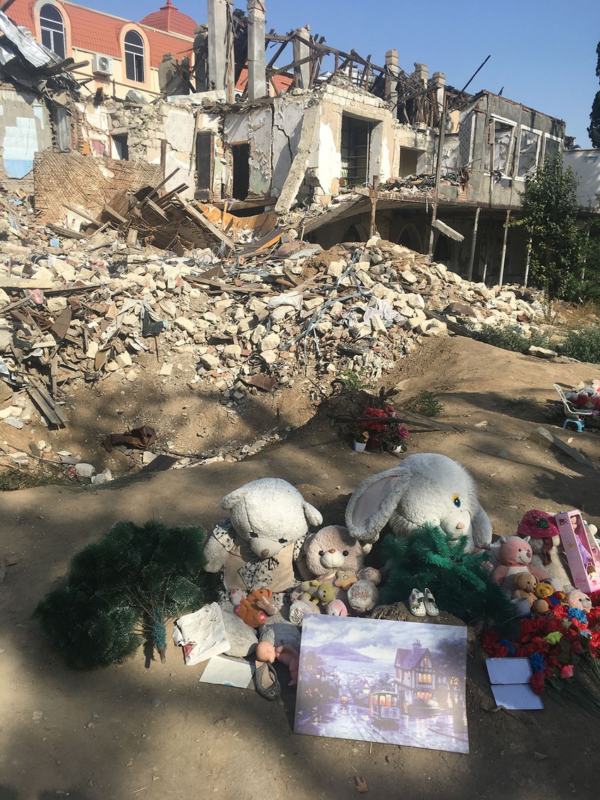 Igračke ispred porušene zgrade u Gandži