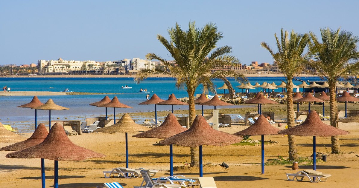 Polacy latają tu na wakacje nawet jesienią. Właśnie zamknięto popularne plaże. Przerażające nagrania