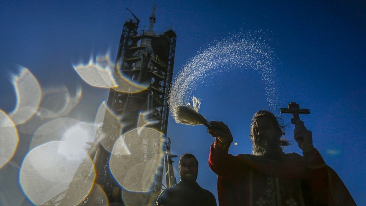 Pravoslavni sveštenik na lansirnom mestu u Bajkonuru, Kazahstan, blagosilja letelicu Sojuz uoči misije na ISS 19. aprila 2017.