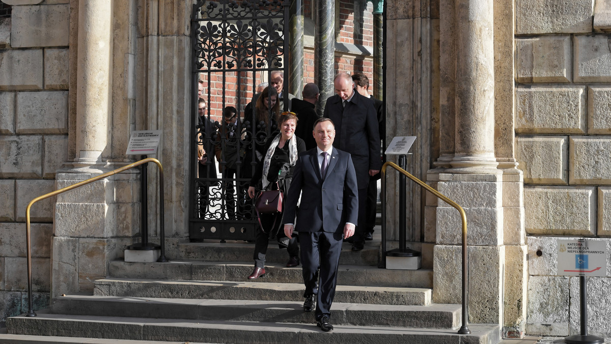 Andrzej Duda na Wawelu modlił się przy grobie Kaczyńskich