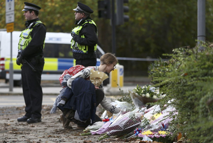 Policja eskortowała ludzi, którzy zostawiali kwiaty w miejscu tragedii