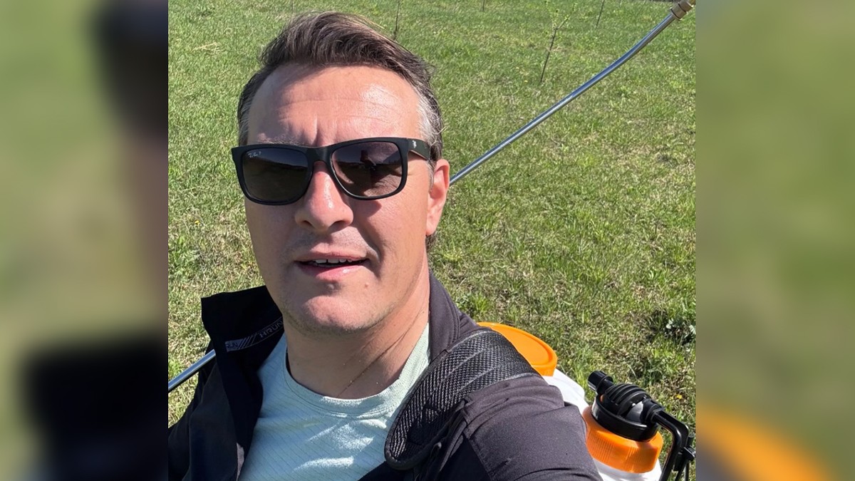 GLUMAC RAZVIO PRIVATAN BIZNIS NADOMAK BEOGRADA Pravi domaću rakiju i zarađuje ogromne pare: Sada pokazao kako prska voćnjak