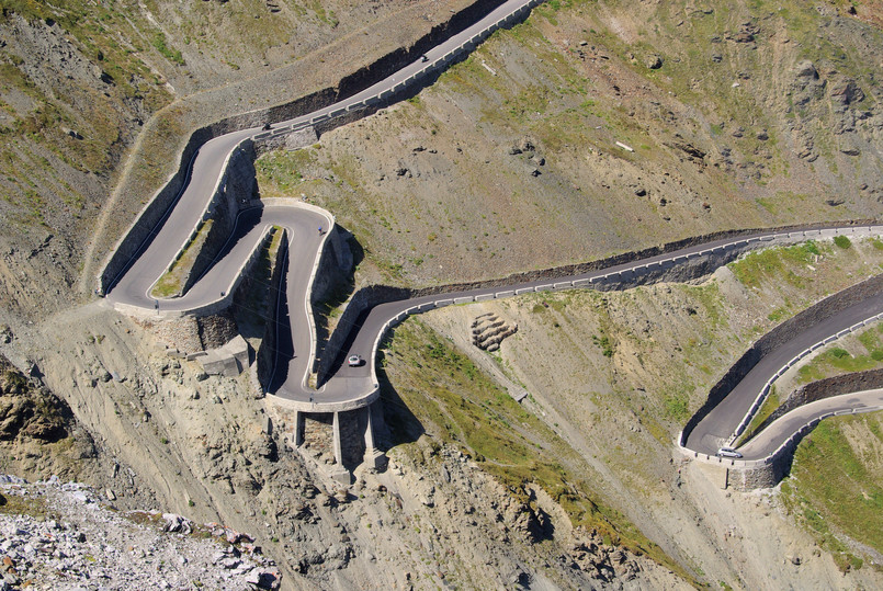 Położona 2757 m n.p.m. - najwyższa przejezdna przełęcz we włoskich Alpach Wschodnich. 48 z 60 ostrych zakrętów powoduje, że najtrudniejszy jest podjazd na przełęcz z kierunku północno-wschodniego. Słaba widoczność samochodów nadjeżdżających z przeciwka na podjazdach sprawia, że ciągle trzeba być skoncentrowanym. Jeremy Clarkson w jednym z odcinków Top Gear określił ten pełen serpentyn podjazd jako "najlepszą na świecie drogę do jazdy samochodem". Przejazd przez przełęcz często bywa jednym z etapów wyścigu kolarskiego Giro d'Italia.