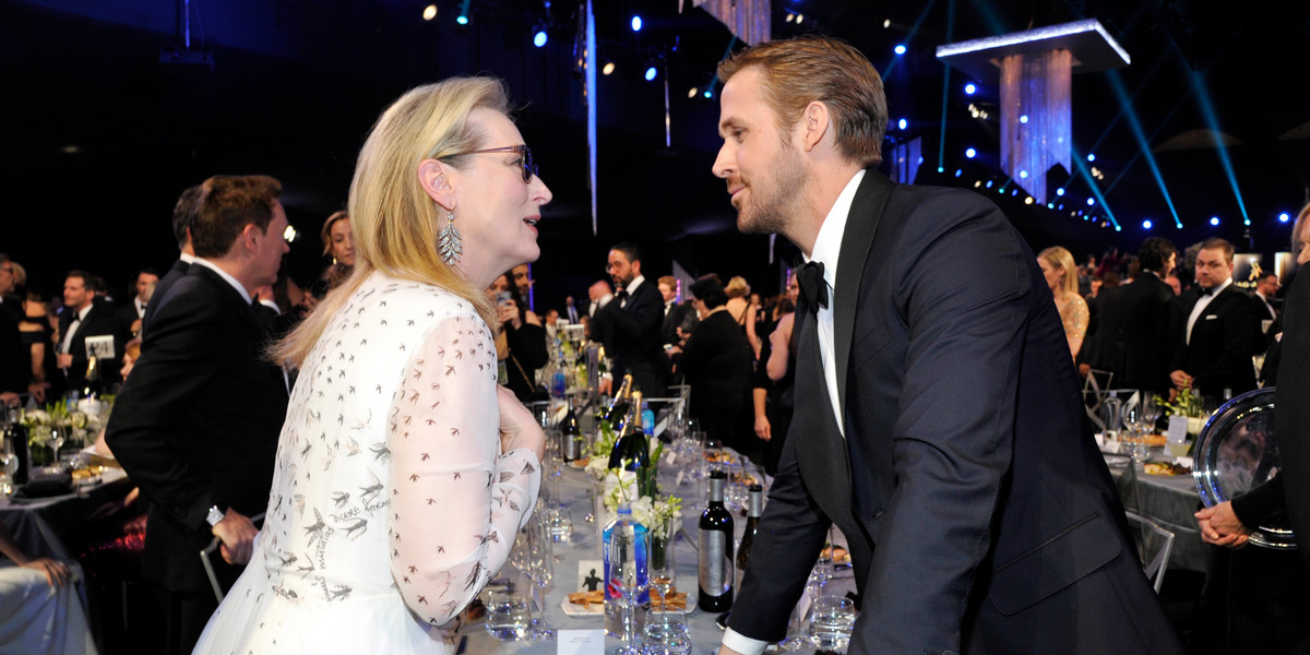 Maryl Streep i Ryan Gosling prowadzą "small talk". Ta krótka niezobowiązująca rozmowa pomaga przełamać lody. Mimo że taka forma komunikacji pozornie niewiele wnosi, jest to doskonała okazja do pokazania się z dobrej strony