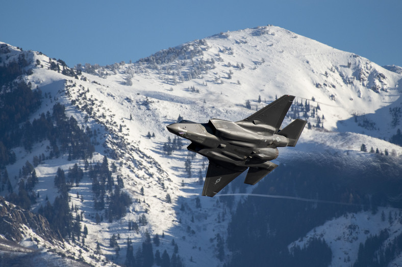 Najnowszy myśliwiec USA, F-35, w trakcie lotu ćwiczebnego nad górami w stanie Utah