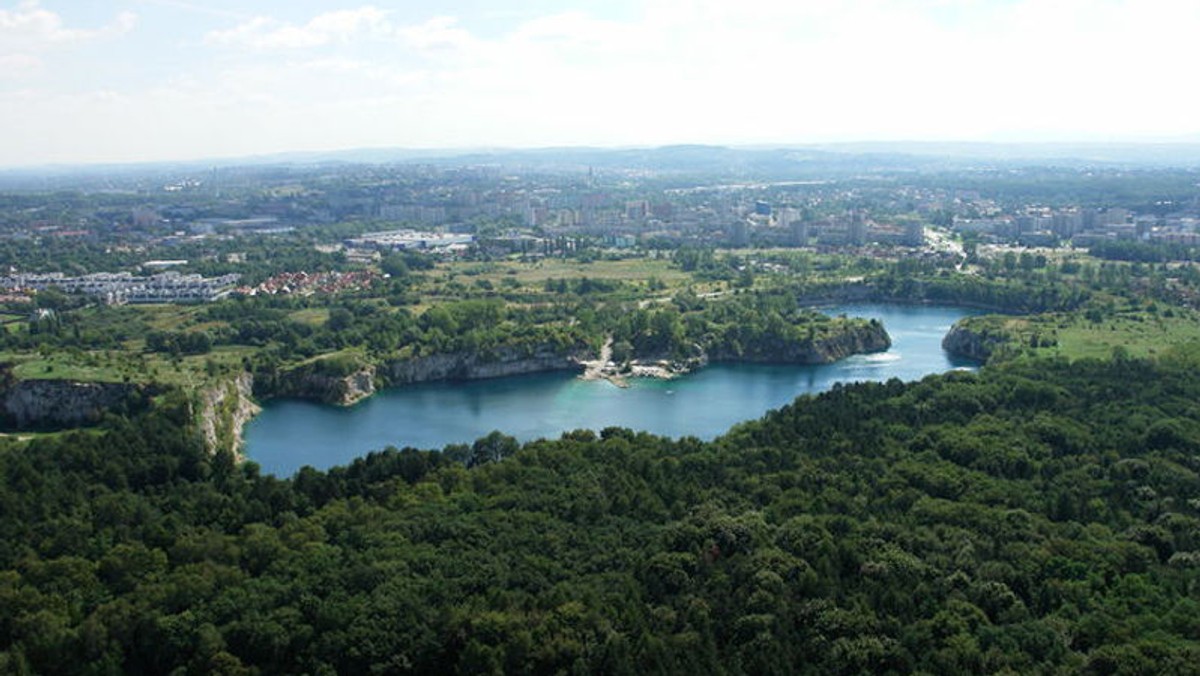 Magistrat wciąż nie wykupił terenów Zakrzówka - zagraniczny inwestor zwleka z podpisaniem dokumentów i chce zmienić warunki umowy. Do spotkania przedstawicieli firmy z władzami miasta ma dojść na początku kwietnia. Spółka chce, by urząd wykupił od niej kolejne grunta.