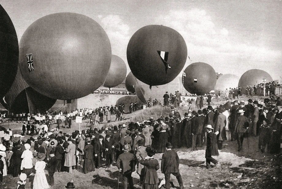 Zawody o Puchar Gordona Bennetta odbywają się niemal od początku XX w. Na zdj. start drużyn w Berlinie, rok 1908