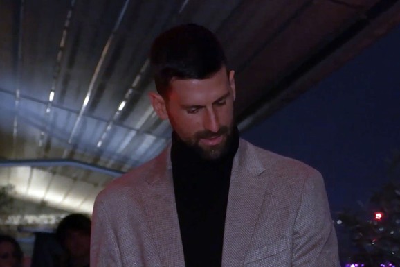 (VIDEO) EKSKLUZIVNI SNIMAK NOVAKA ĐOKOVIĆA IZ PROVODA U BEOGRADU Svi mu aplaudiraju, teniser đuska i ne skida osmeh: Grčki pevač mu se obratio