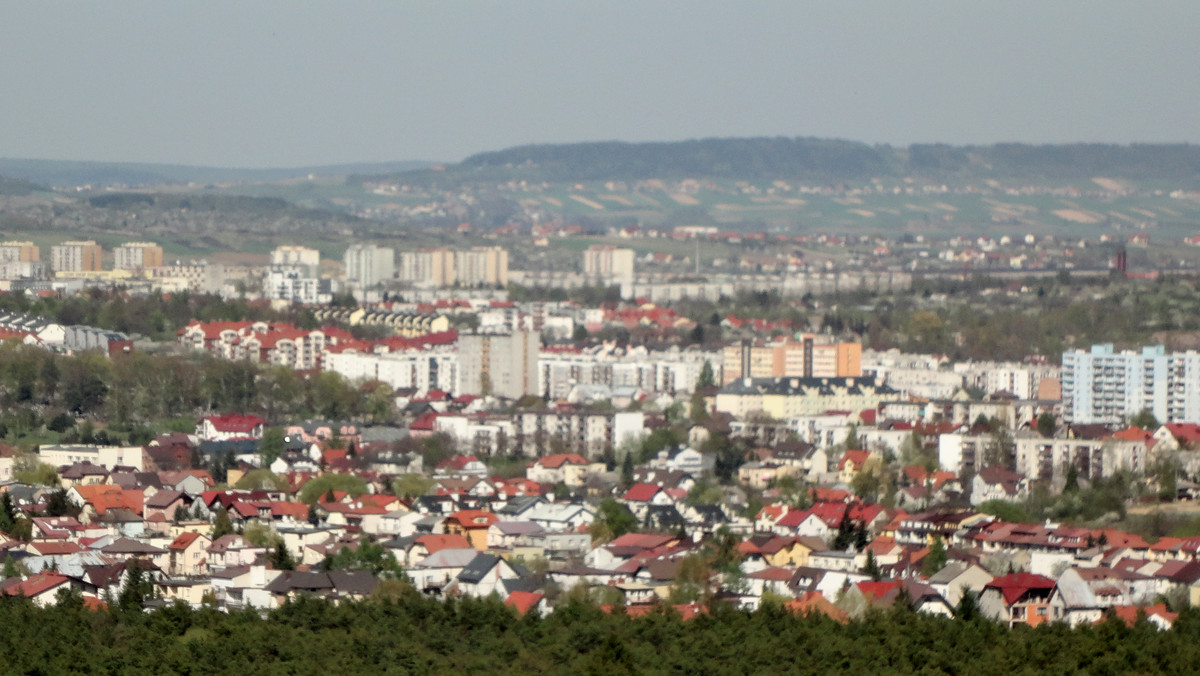 Zmierzch przemysłu, rozwój usług i branży turystycznej oraz coraz nowocześniejsze rolnictwo - Kielecczyzna po 25 latach nie jest tym samym regionem co u schyłku PRL. 15 lat temu z trudem obroniła się na mapie administracyjnej. Dziś musi się bronić przed wyludnianiem.