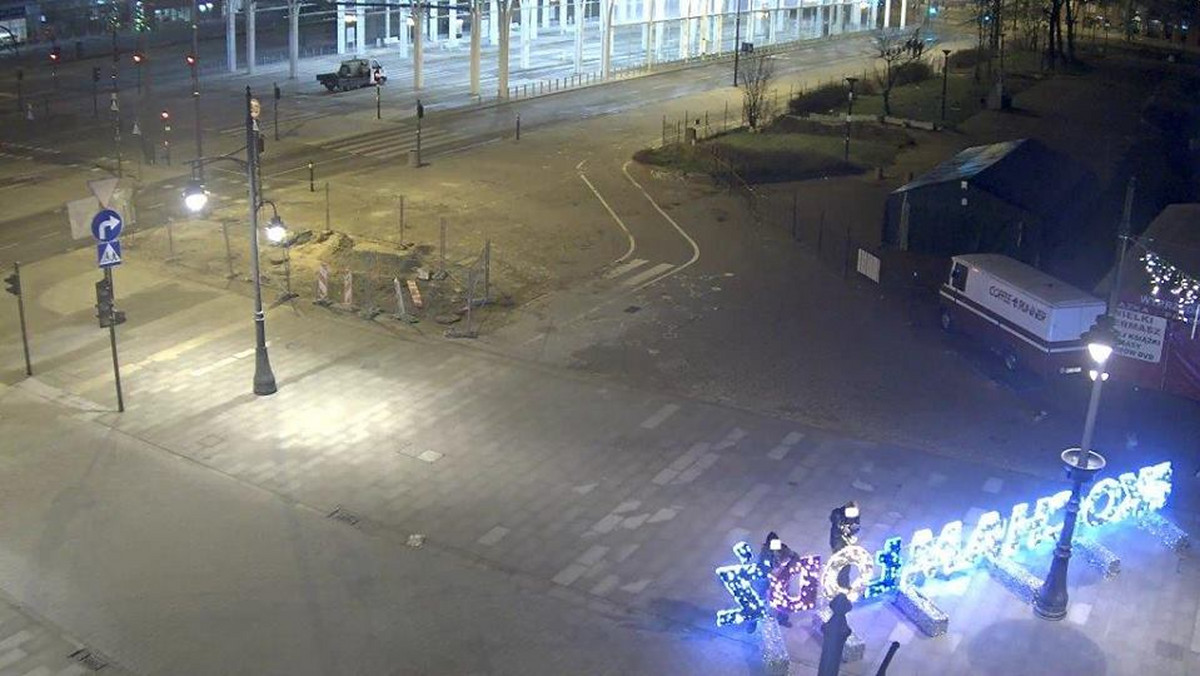 Dwaj chuligani dziś w nocy zdemolowali świąteczny napis świetlny z napisem "Kocham Łódź". Dzięki czujności strażnika miejskiego obaj trafili już w ręce policji.