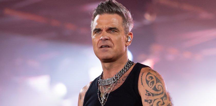 Robbie Williams nie wytrzymał i narobił w gacie na koncercie. Oburzona fanka: "Byłam tam! Ty mnie przytulałeś!"