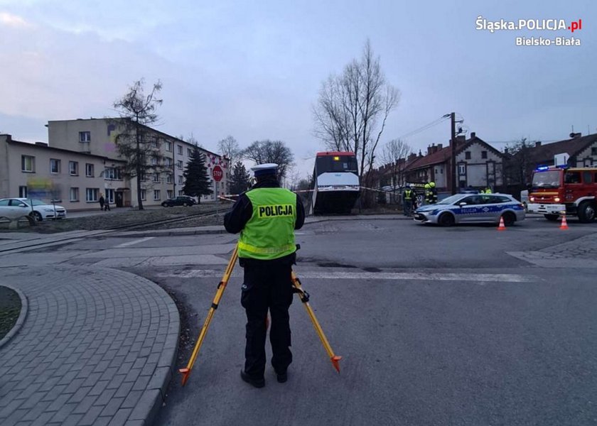 Autobus zjechał ze skarpy. Jedna osoba w szpitalu.