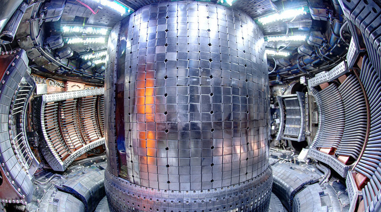 Az illusztrációul szolgáló képünk egy fúziós reaktor belselyét mutatja, ahol rendkívül erős mágneses tér tartja egyben a sokmillió fokos plazmát, amelyben a fúzió végbemegy. Ha nagyon sűrű a plazma, akkor sok atommag ütközik és rengeteg energia szabadul fel. Az NT-Tao technológiája állítlag erre képes. / Fotó: Robert Mumgaard / Wikimedi Commons
