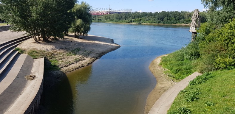 Niski stan wody w Wiśle w Warszawie