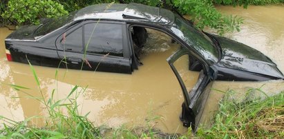 BMW wpadło do wody podczas ucieczki przed policją. W środku była grupa nastolatków