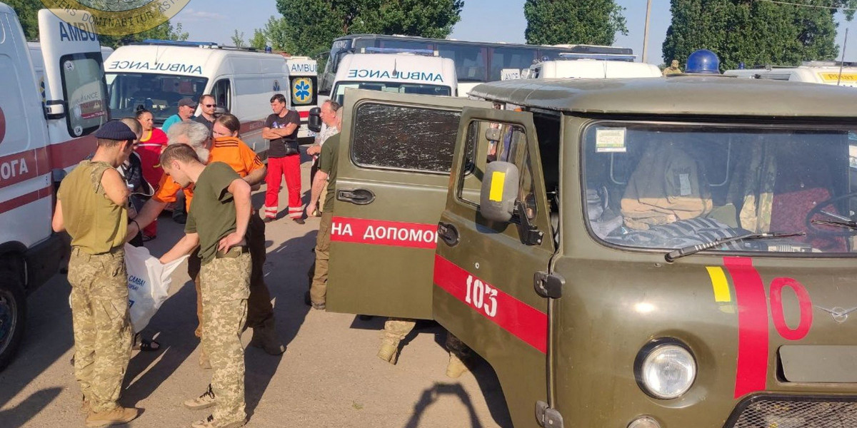 Dzięki wymianie jeńców wojennych żołnierze broniący Azowstalu wrócili do Ukrainy.