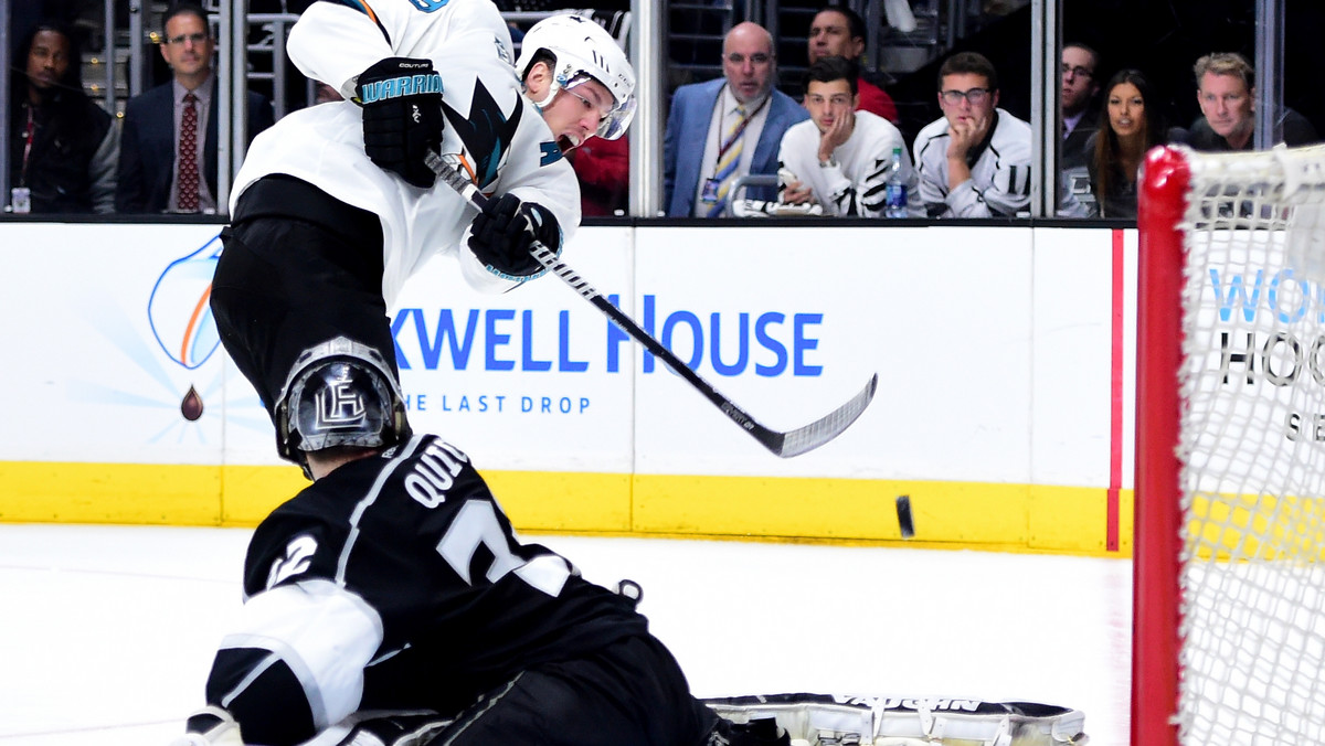 San Jose Sharks po raz drugi wygrały z Los Angeles Kings, tym razem 2:1. W serii do czterech zwycięstw Rekiny prowadzą 2-0. Ponownie bohaterem ekipy z Doliny Krzemowej okazał się jej nowy, bo dzierżący tę funkcję od tego sezonu, kapitan - Joe Pavelski.