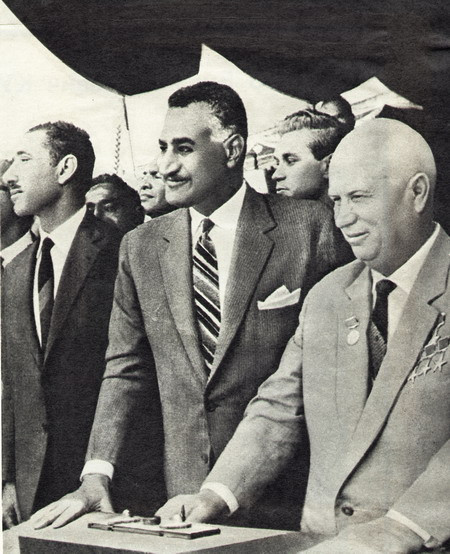 Gamal Abdel Naser (w środku) w czasie wizyty Nikity Chruszczowa w Egipcie