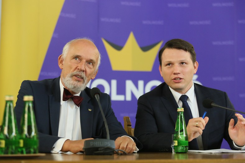  Janusz Korwin-Mikke (L) oraz Sławomir Mentzen (P) podczas spotkania "Pierwsze Dni Suwerenności - Niepodległość wczoraj i dziś - ewolucja koncepcji suwerenności na przestrzeni ostatnich stu lat" w 2017 r. 