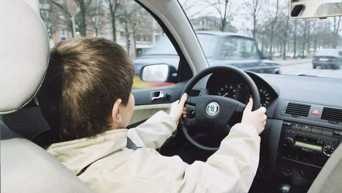 Nieletni za kierownicą samochodu to ryzyko poważnych kłopotów dla rodziców lub opiekunów, ewentualnie dla właściciela samochodu, ktory nie zabezpieczył auta