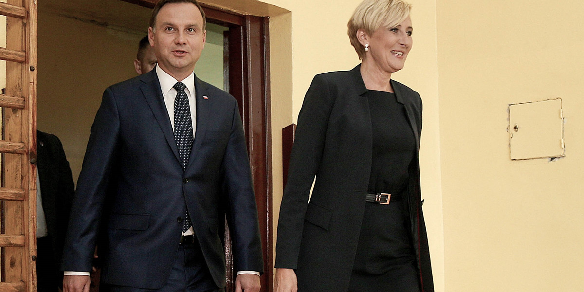 Andrzej Duda dłosuje w referendum