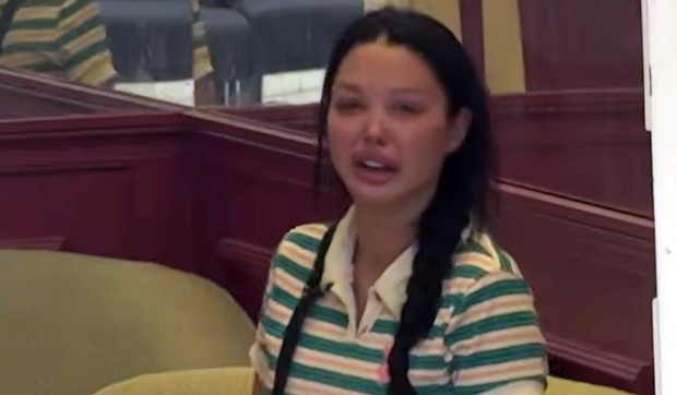 Maja Marinković plače u pušionici