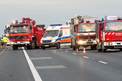 Karambol na A4. Zderzyło się kilkanaście samochodów. Są zabici i ranni