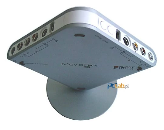 Pinnacle MovieBox DV na podstawce – widoczne cyfrowe i analogowe wejścia i wyjścia sygnału