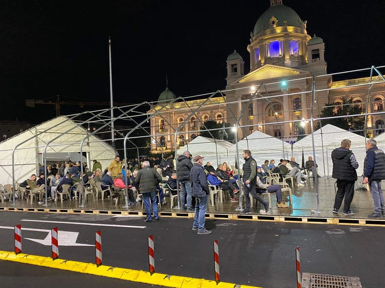 Ispred Skupštine okupljanje građana 