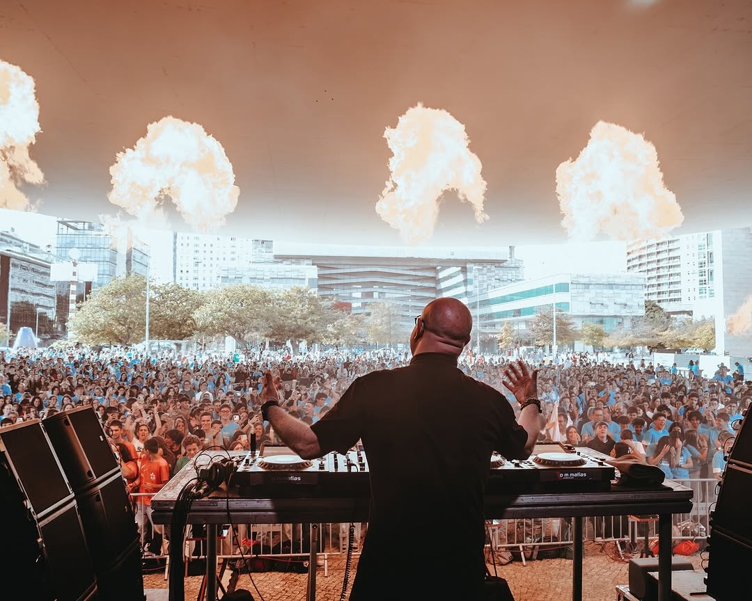 Portugalský kňaz Padre Guilherme je známy aj ako DJ Priest. 