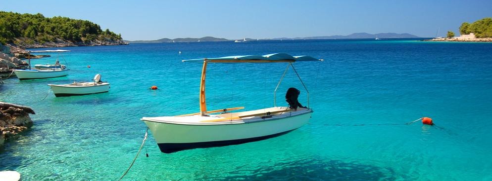 Na Chorwacji wiek emerytalny <b>65 lat<b> obowiązuje od 1 listopada 2010 roku, przy czym w okresie przejściowym (do 2030 roku) kobiety mogą uzyskać prawo do emerytury pełnej lub wcześniejszej na korzystniejszych warunkach.