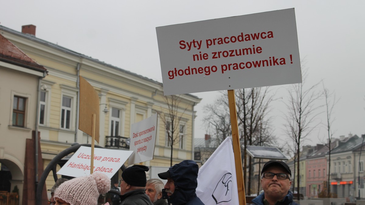 Głośny protest przed kieleckim ratuszem. Pracownicy obsługi oświaty chcą podwyżek