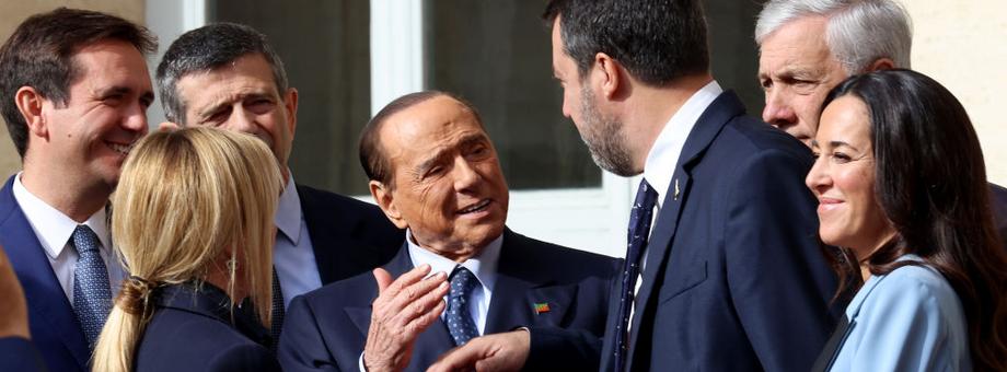 Dziś Silvio Berlusconi przeżywa drugą, a może już trzecią czy czwartą młodość. Chirurdzy plastyczni mają przy tym pełne ręce roboty, a efekty zbyt wielu zabiegów liftingujących są aż nadto widoczne.