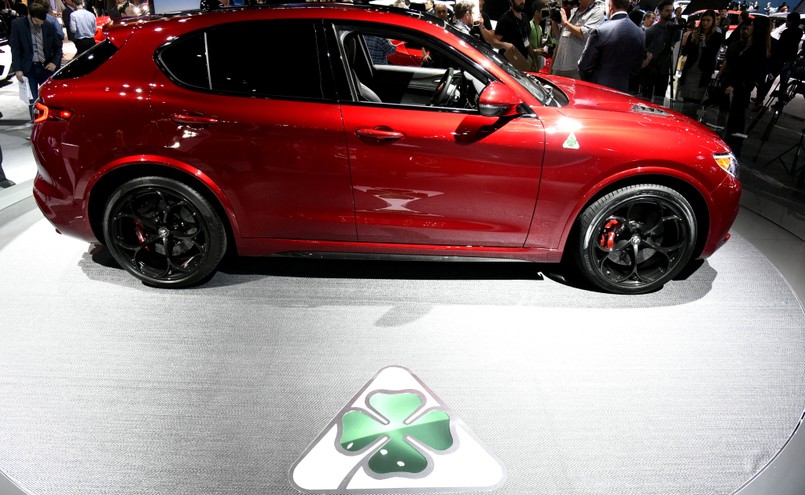 Alfa Romeo Stelvio Quadrifoglio jest wyprodukowana z ultralekkich materiałów i oferuje doskonałe rozłożenie masy 50/50, najlepszą w segmencie sztywność skrętną plus wałek napędu z włókna węglowego