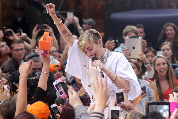 6. „Miley Cyrus” Amerykańska piosenkarka pop, dotychczas robiąca karierę głównie jako gwiazda nastolatek, postanowiła w bardzo prowokujący sposób odświeżyć swój wizerunek. Postawiła na odważne podkreślanie swojej seksualności i kontrowersyjne, szeroko krytykowane zachowania i wypowiedzi. Potwierdziła tym sposobem starą zasadę PR-u – nie ważne, co o tobie mówią, ważne, żeby mówili.