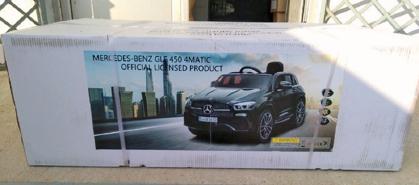 Kutija sa zaplenjenim decjim automobilom