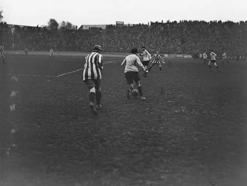 Fragment meczu Dick, Kerr&#39;s Lady z drużyną Francji. Mecz odbywał się na Stamford Bridge, stadionie Chelsea Football Club.