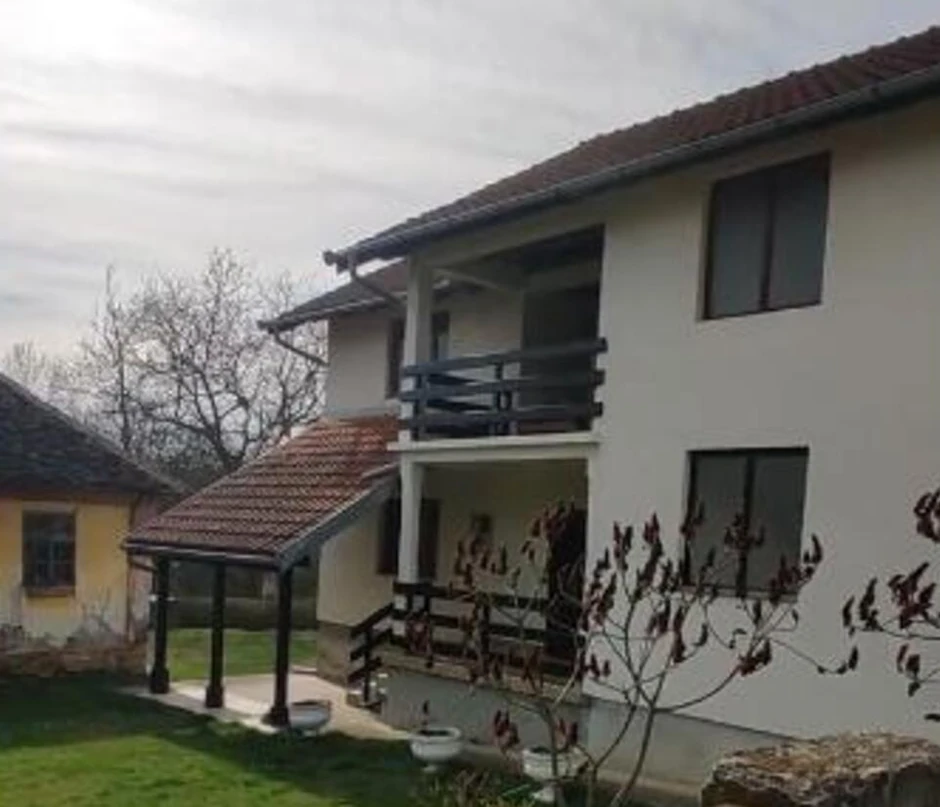 Selo gori, a baba se češlja